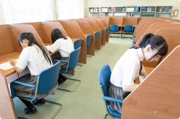 個別に仕切られた自習室で学生が勉強している様子