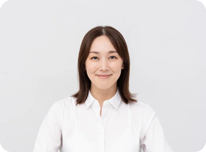 セミロングの茶髪の女性の画像